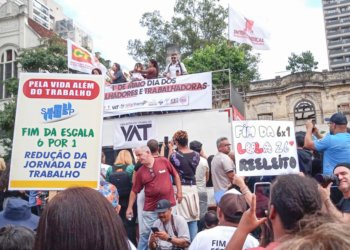 Manifestação em SP clama pelo fim da escala 6x1 e combate ao feminicídio