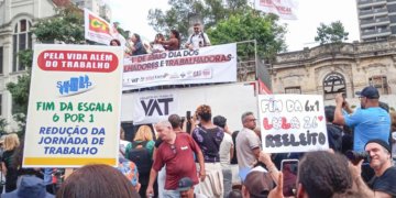 Manifestação em SP clama pelo fim da escala 6x1 e combate ao feminicídio