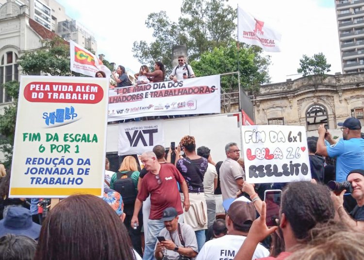 Manifestação em SP clama pelo fim da escala 6x1 e combate ao feminicídio