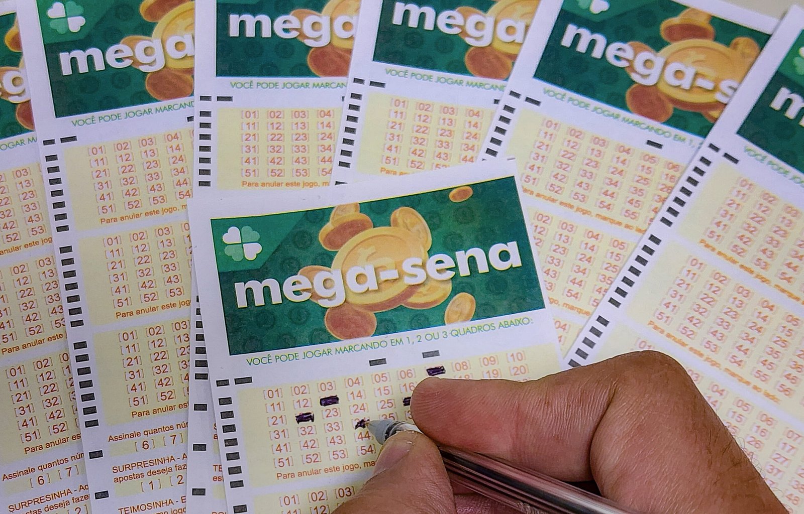 Mega-Sena acumula e prêmio chega a marca histórica de R$ 300 milhões