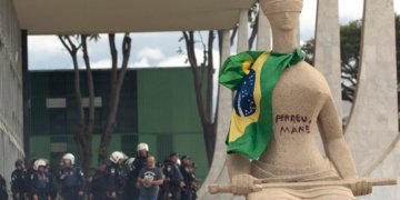 Moraes nega revisão de pena de Débora do Batom após derrubada de veto do PL da Dosimetria