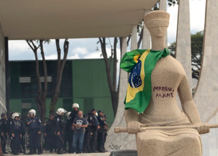 Moraes nega revisão de pena de Débora do Batom após derrubada de veto do PL da Dosimetria