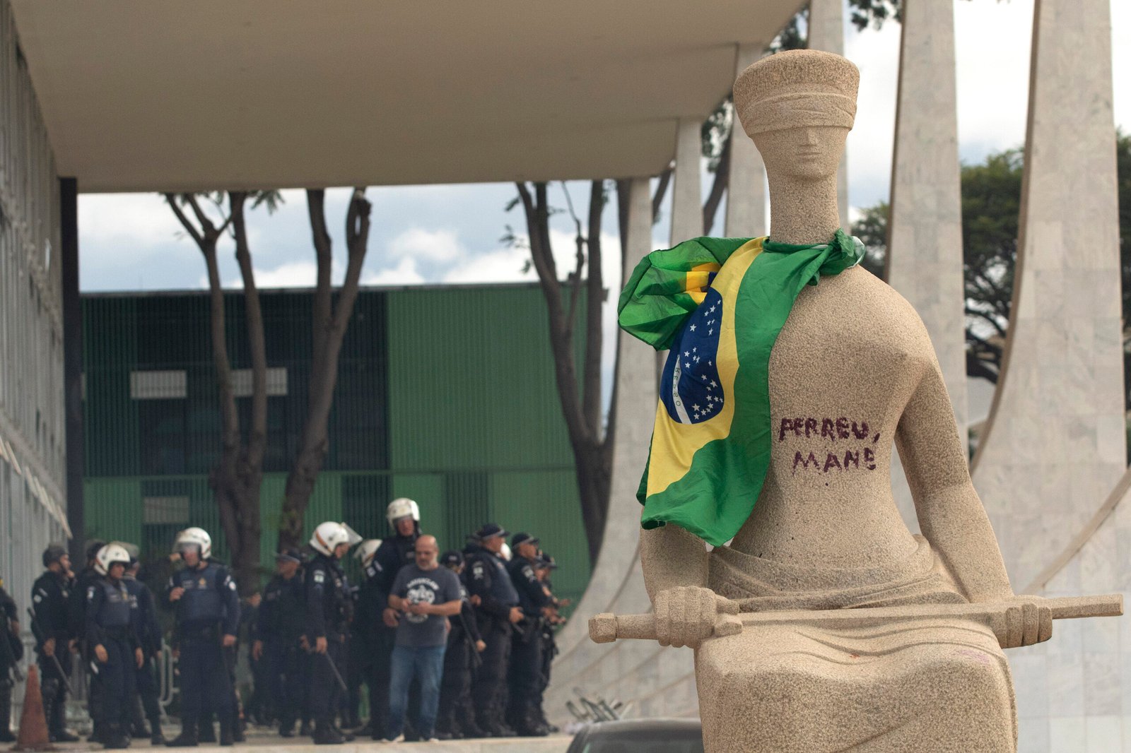 Moraes nega revisão de pena de Débora do Batom após derrubada de veto do PL da Dosimetria
