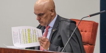 Moraes pressiona governo por extradição de Carla Zambelli da Itália