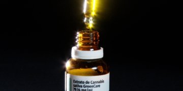 Mulheres de 45 a 64 anos lideram uso de cannabis medicinal no Brasil