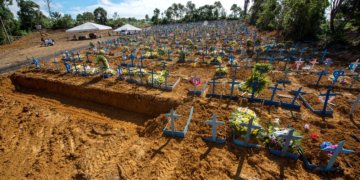 Negacionismo custou 3,4 anos de vida aos brasileiros durante a pandemia