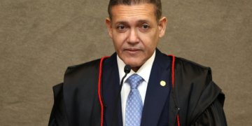 Nunes Marques assume presidência do TSE com foco no combate à IA nas eleições