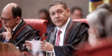 Nunes Marques será relator de revisão criminal que tenta anular pena de Bolsonaro