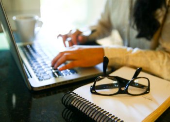 ONU Mulheres aponta aumento da violência online contra jornalistas e ativistas em 2025