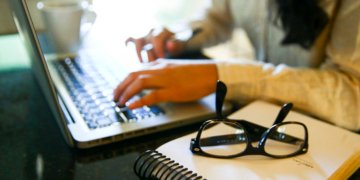 ONU Mulheres aponta aumento da violência online contra jornalistas e ativistas em 2025