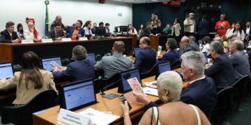 Oposição critica PEC que corta 6x1 e reduz jornada para 40 horas na Comissão