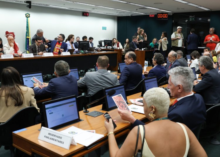 Oposição critica PEC que corta 6x1 e reduz jornada para 40 horas na Comissão