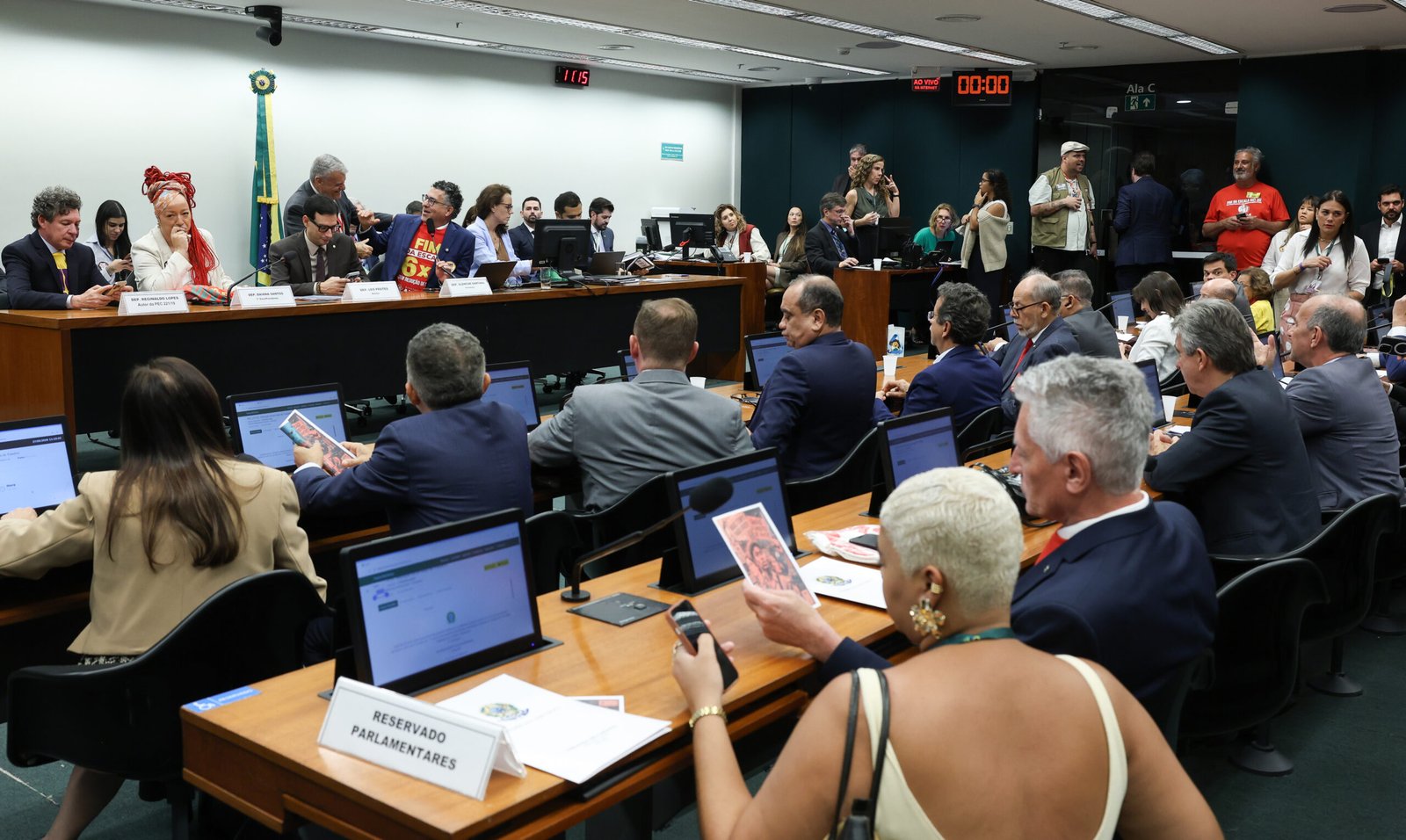 Oposição critica PEC que corta 6x1 e reduz jornada para 40 horas na Comissão