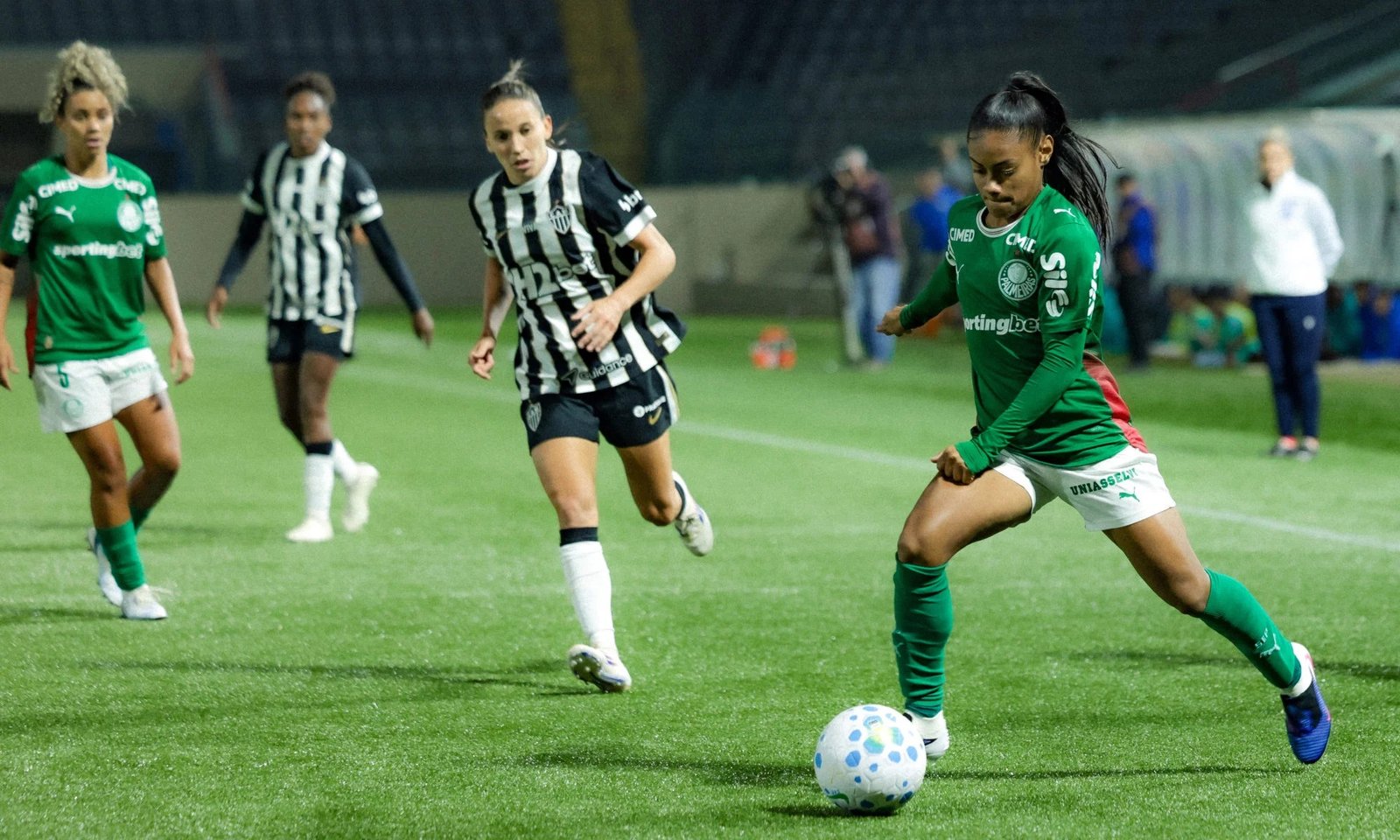 Palmeiras goleia o Atlético-MG por 4 a 1 e assume vice-liderança no BR feminino