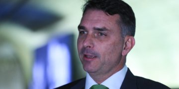 Parlamentares da oposição pedem investigação sobre elo entre Flávio Bolsonaro e banqueiro