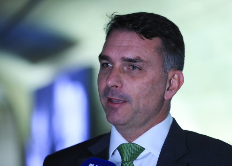 Parlamentares da oposição pedem investigação sobre elo entre Flávio Bolsonaro e banqueiro