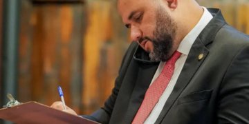 PF encontra mensagens de ameaça e fotos de dinheiro em celular de deputado preso no RJ