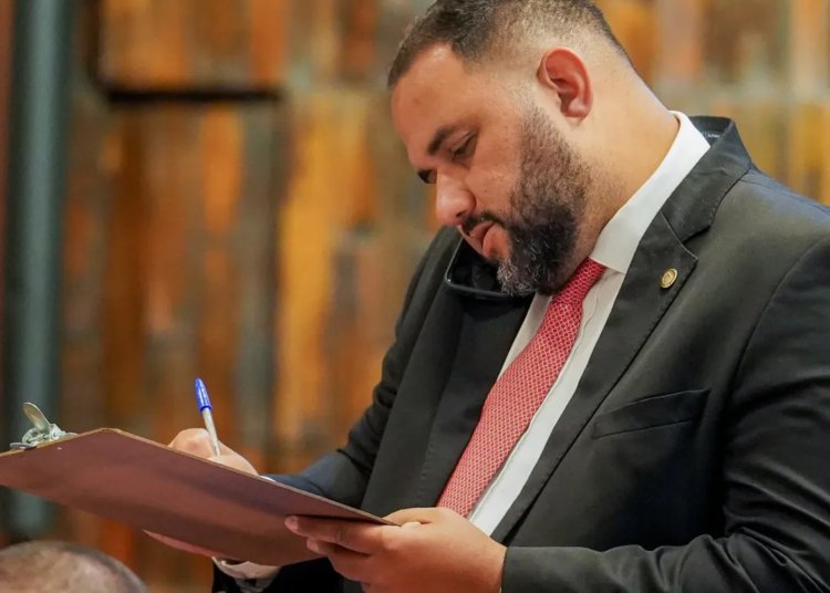 PF encontra mensagens de ameaça e fotos de dinheiro em celular de deputado preso no RJ