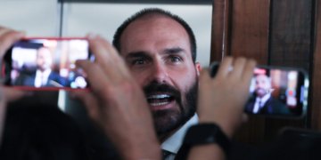 PGR solicita ao STF condenação de Eduardo Bolsonaro por coação no curso do processo
