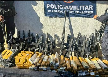PM apreende arsenal de guerra e drogas em bunker de facção no Rio de Janeiro