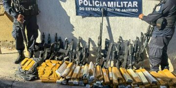 PM apreende arsenal de guerra e drogas em bunker de facção no Rio de Janeiro