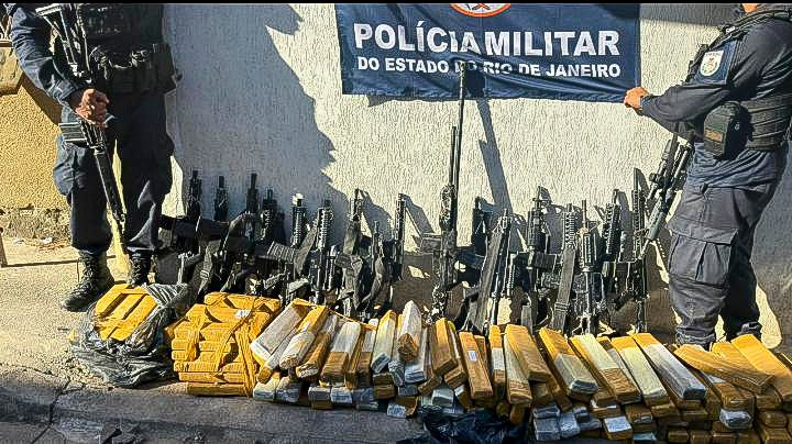 PM apreende arsenal de guerra e drogas em bunker de facção no Rio de Janeiro