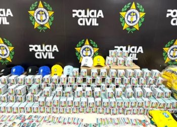 Polícia do RJ intercepta carga com 200 mil figurinhas falsas da Copa de 2026