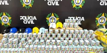 Polícia do RJ intercepta carga com 200 mil figurinhas falsas da Copa de 2026
