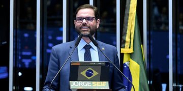 Por favor, forneça o texto original do artigo para que eu possa realizar a reescrita e a