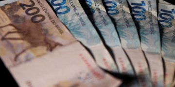 Renda média das famílias brasileiras atinge recorde de R$ 2.264 em 2025
