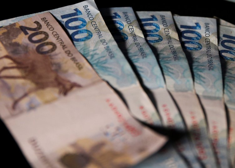 Renda média das famílias brasileiras atinge recorde de R$ 2.264 em 2025