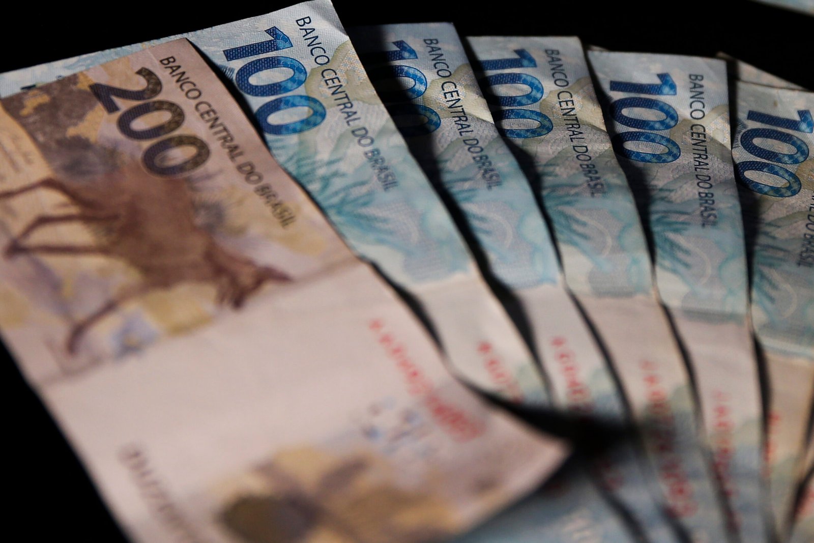 Renda média das famílias brasileiras atinge recorde de R$ 2.264 em 2025