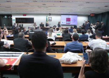 Representantes de farmacêuticos e donos de farmácias divergem sobre piso salarial