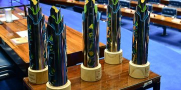 Senado homenageia governadores por avanços na alfabetização infantil