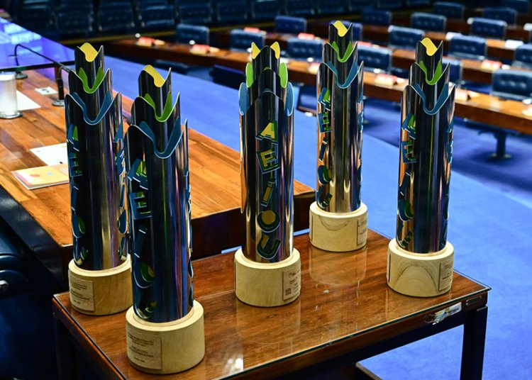 Senado homenageia governadores por avanços na alfabetização infantil