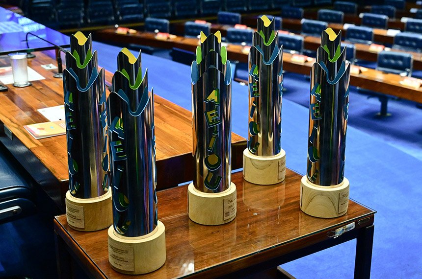 Senado homenageia governadores por avanços na alfabetização infantil