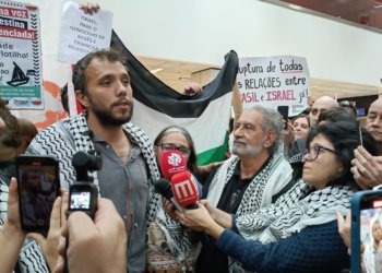 Thiago Ávila desembarca em Guarulhos após prisão ilegal em Israel