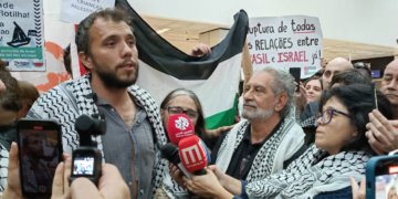 Thiago Ávila desembarca em Guarulhos após prisão ilegal em Israel