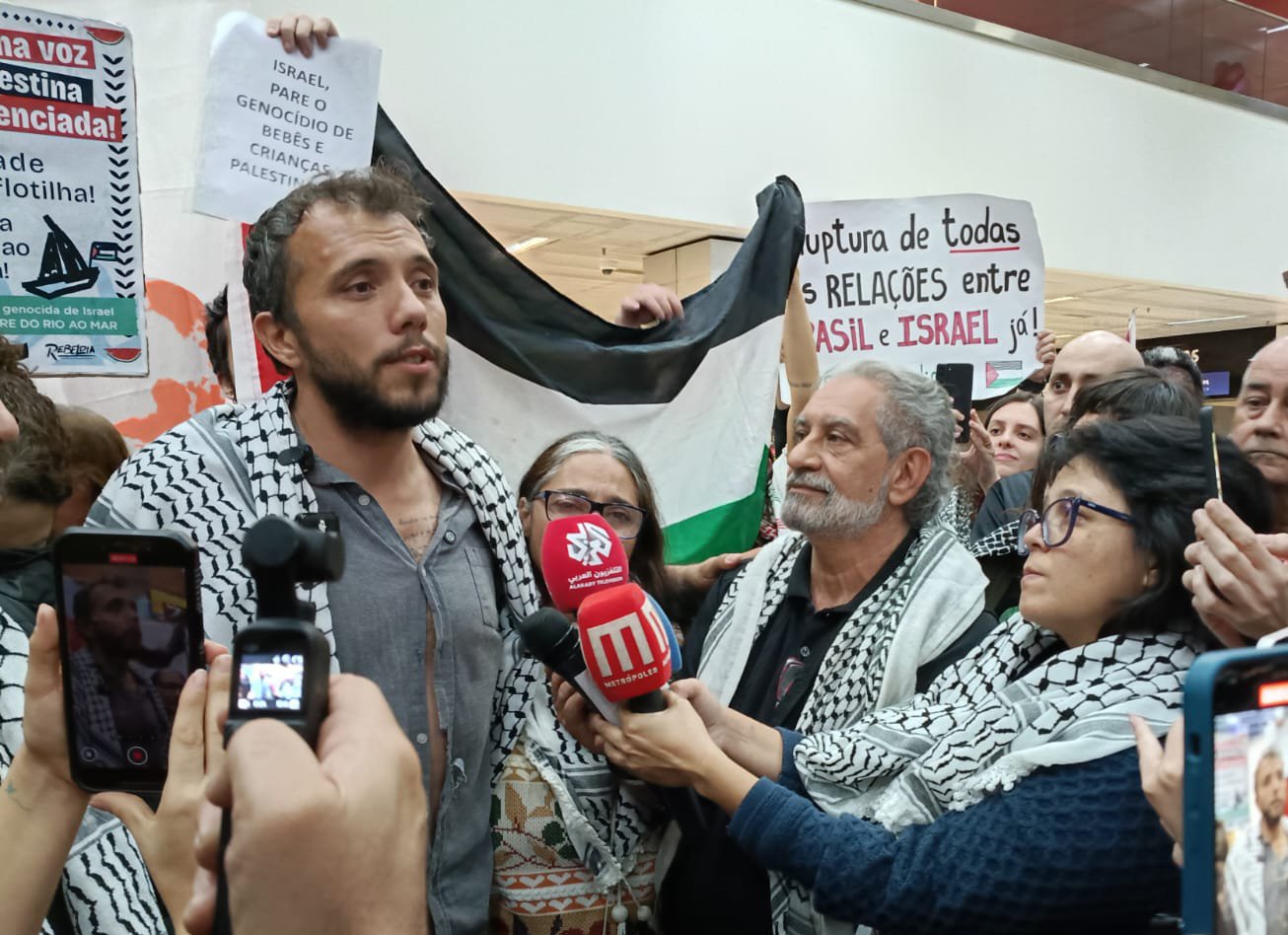 Thiago Ávila desembarca em Guarulhos após prisão ilegal em Israel
