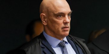 Alexandre de Moraes vota pela condenação de Eduardo Bolsonaro por coação no STF