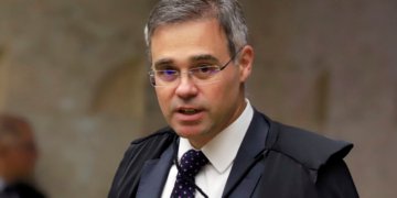 André Mendonça será o responsável por investigar o financiamento de filme sobre Bolsonaro