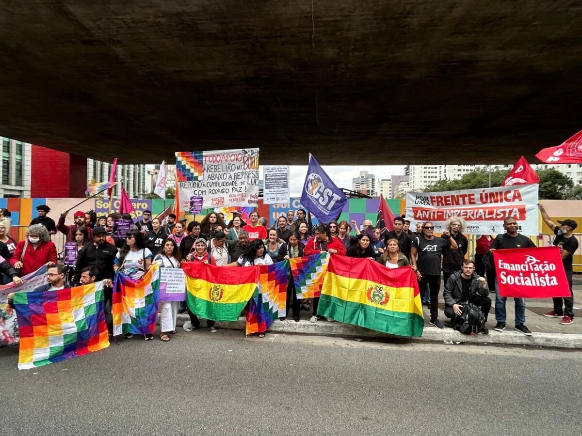 Bolivianos em São Paulo cobram queda de Rodrigo Paz e fim de estado de exceção