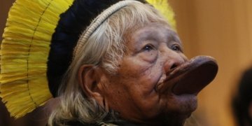 Cacique Raoni passa por cirurgia de emergência em São Paulo aos 94 anos