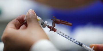 Campanha de vacinação contra a dengue mantém ritmo normal para crianças e adolescentes