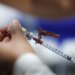 Campanha de vacinação contra a dengue mantém ritmo normal para crianças e adolescentes