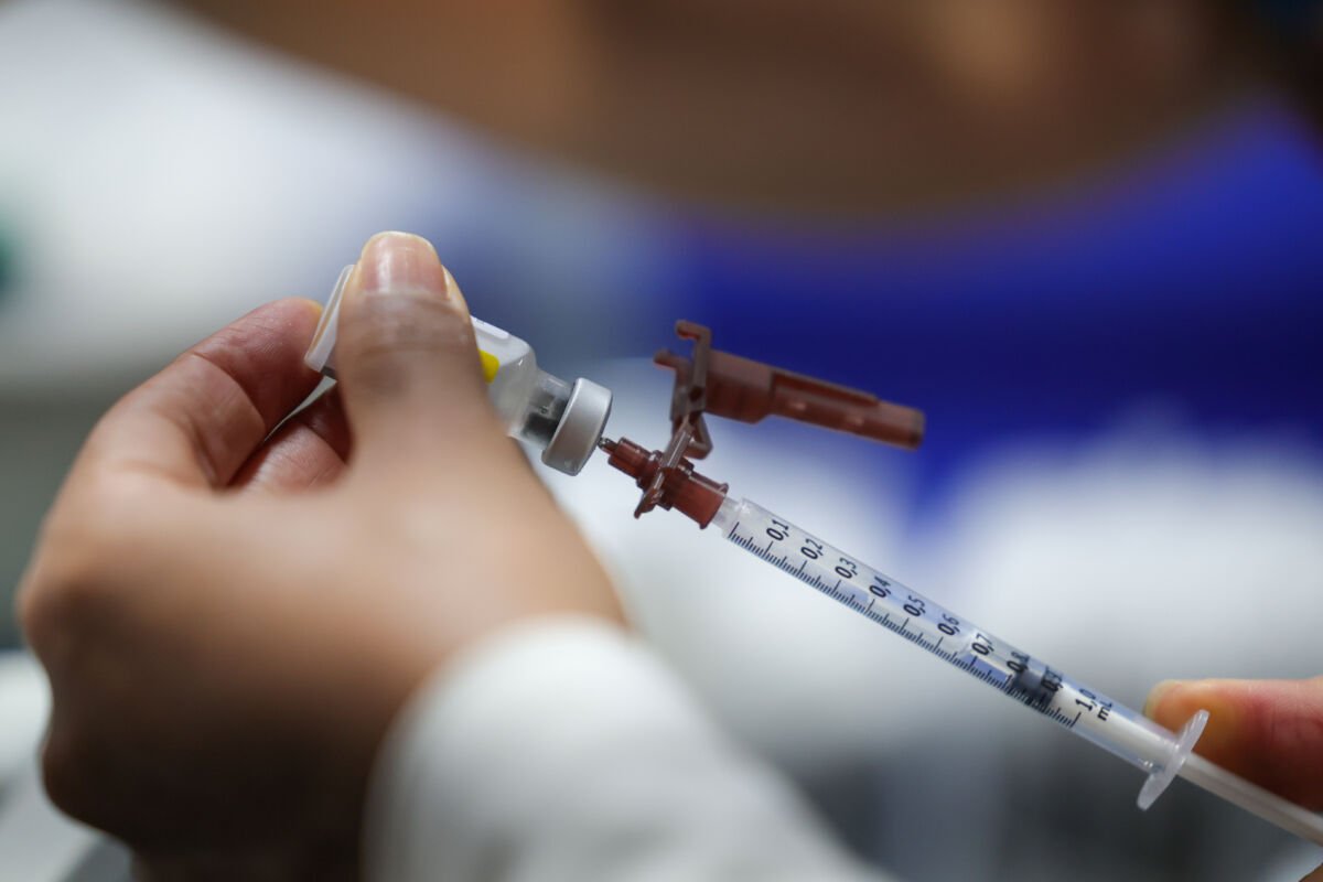 Campanha de vacinação contra a dengue mantém ritmo normal para crianças e adolescentes