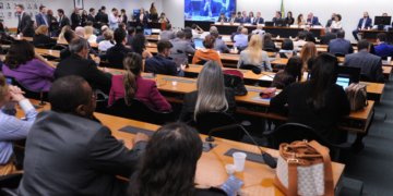 Comissão da Câmara adia votação que reduz a maioridade penal de dezoito para dezesseis anos