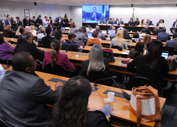 Comissão da Câmara adia votação que reduz a maioridade penal de dezoito para dezesseis anos