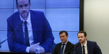 Dario Durigan defende política fiscal em embate na Câmara sobre carga tributária
