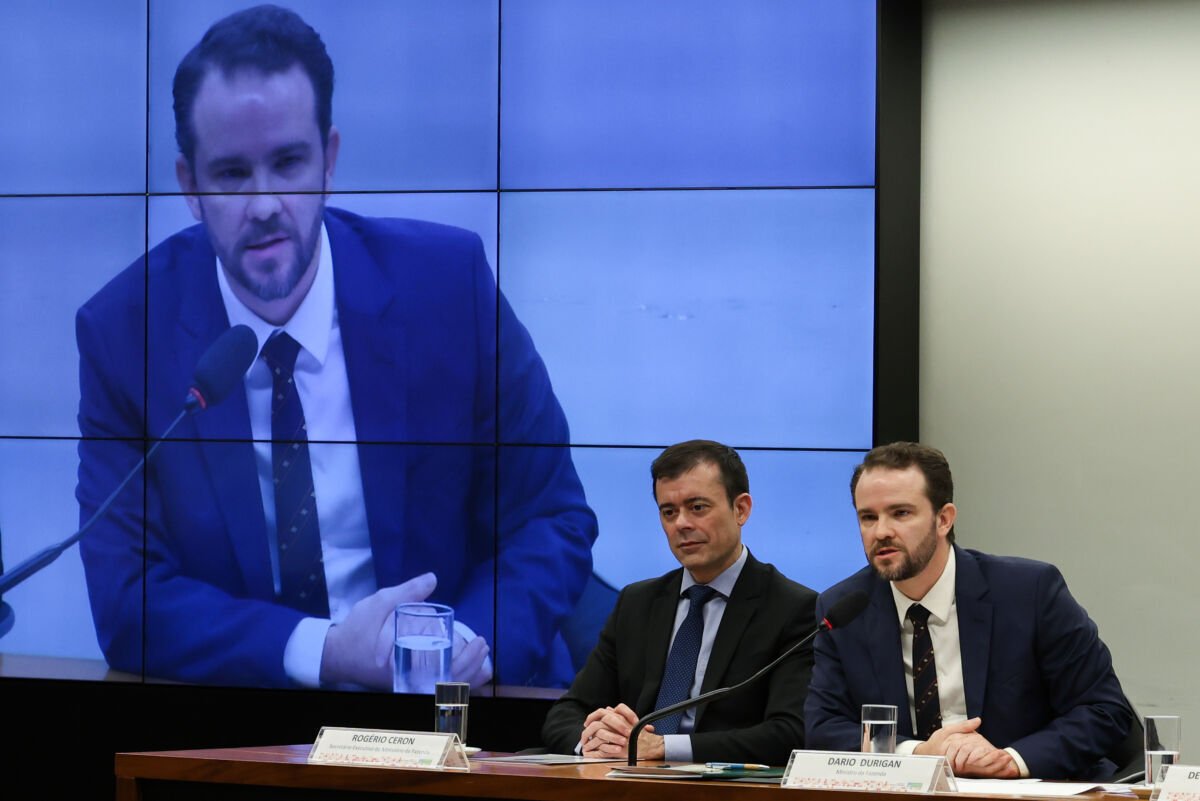 Dario Durigan defende política fiscal em embate na Câmara sobre carga tributária